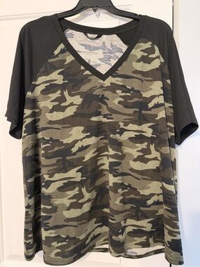 Women’s V-Neck Camo Short Sleeve Shirt - Green/Black